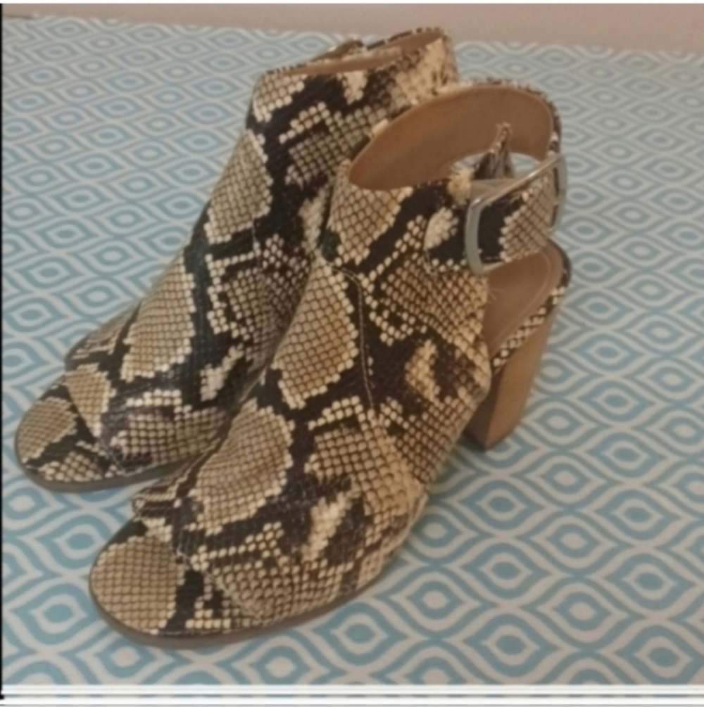 Vionic Blakely snakeskin chunky heels open toe very good condition size 7